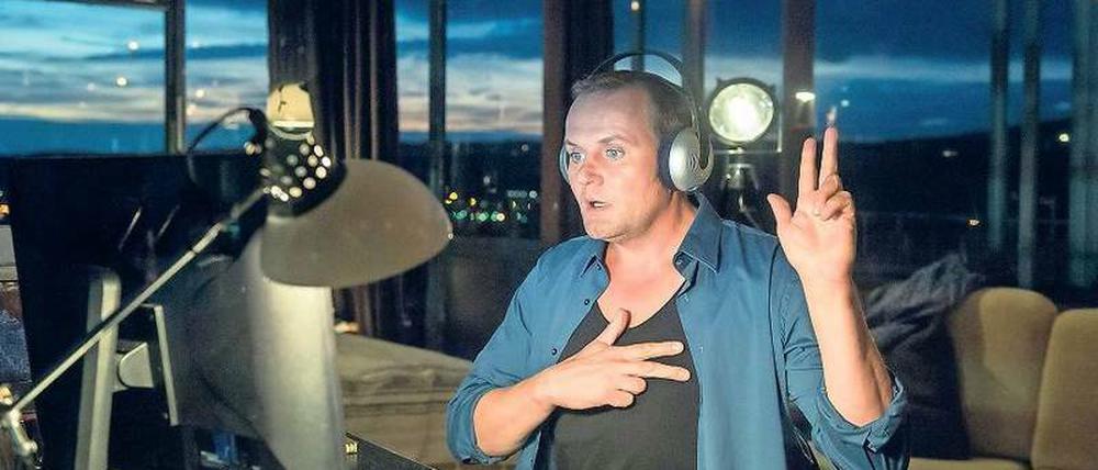 Miteiander reden will geübt sein. Kommissar Stellbrink (Devid Strieswo) lernt am PC die Gebärdensprache