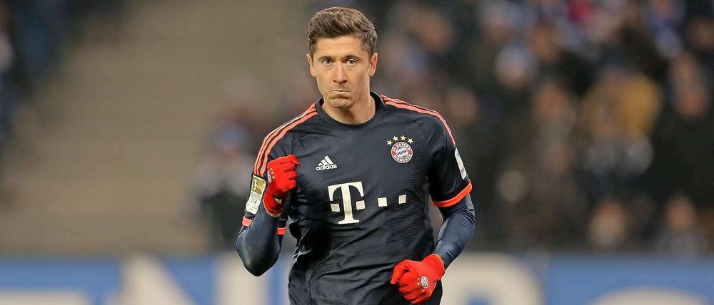 16, 17. Robert Lewandowski erhöhte gegen den HSV sein Trefferkonto.