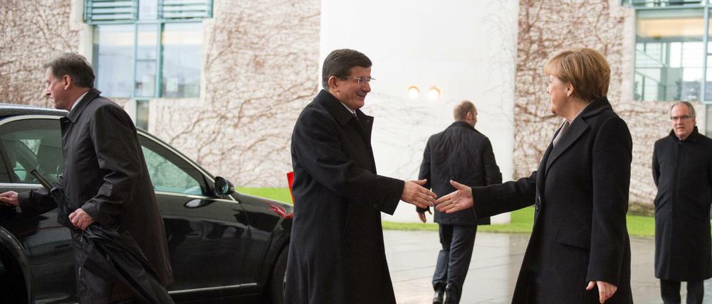 Willkommen. Bundeskanzlerin Angela Merkel (r, CDU) empfängt den Ministerpräsidenten der Türkei, Ahmet Davutoglu. Hier am 12. Januar 2015 mit militärischen Ehren vor dem Bundeskanzleramt in Berlin. 