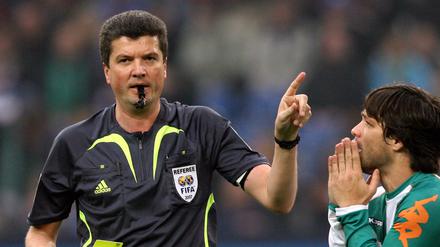 Fußball-Bundesliga Schalke 04 - Werder Bremen im Oktober 2007: Der Bremer Diego (rechts) diskutiert mit Schiedsrichter Herbert Fandel. 