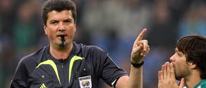 Fußball-Bundesliga Schalke 04 - Werder Bremen im Oktober 2007: Der Bremer Diego (rechts) diskutiert mit Schiedsrichter Herbert Fandel. 