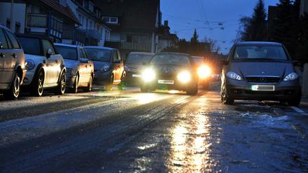 Rutschbahn . Spiegelglatt waren die Straßen am Freitagabend und am Sonnabend fast überall in Deutschland, nachdem Regen auf den gefrorenen Boden gefallen ist. 