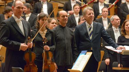 Frank Ollu (2.v.r.) und Peter Ruzicka (r.) beim Ultraschall-Finale.