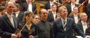 Frank Ollu (2.v.r.) und Peter Ruzicka (r.) beim Ultraschall-Finale.
