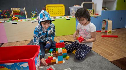Syrische Flüchtlingskinder spielen im "Kinderfreundlichen Raum" in der Notunterkunft Berlin-Tempelhof . Hier sollen Kinder durch qualifiziertes Personal und einen strukturierten Tagesablauf wieder ein Gefühl von Normalität und Sicherheit bekommen. 