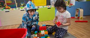 Syrische Flüchtlingskinder spielen im "Kinderfreundlichen Raum" in der Notunterkunft Berlin-Tempelhof . Hier sollen Kinder durch qualifiziertes Personal und einen strukturierten Tagesablauf wieder ein Gefühl von Normalität und Sicherheit bekommen. 