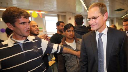 Michael Müller (rechts), hier in der Kleiderkammer in der Notunterkunft Karlshorst, sieht Berlin in einem „ganz neuen Kapitel der Migrationsgeschichte“.