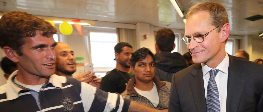 Michael Müller (rechts), hier in der Kleiderkammer in der Notunterkunft Karlshorst, sieht Berlin in einem „ganz neuen Kapitel der Migrationsgeschichte“.