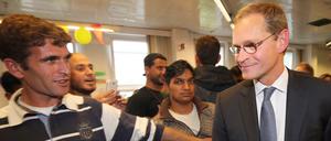 Michael Müller (rechts), hier in der Kleiderkammer in der Notunterkunft Karlshorst, sieht Berlin in einem „ganz neuen Kapitel der Migrationsgeschichte“.
