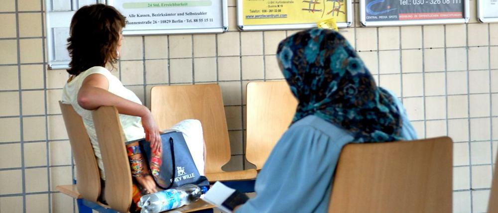 Wenigstens was zu Lesen gibts beim Warten im Bürgeramt im Rathaus Kreuzberg.