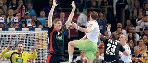 Langer Schatten. Die groß gewachsene Abwehr der Deutschen um Finn Lemke (2. v. l.) flößt bei der EM den Gegnern Respekt ein.