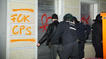 Polizisten durchsuchen im Januar Personen nahe der Rigaer Straße in Berlin-Friedrichshain. Laut einem Verfassungsschutzbericht zählt die Polizei deutlich mehr linksextreme Straftaten in Berlin als noch vor fünf Jahren.