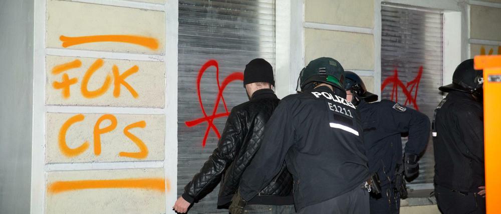 Polizisten durchsuchen im Januar Personen nahe der Rigaer Straße in Berlin-Friedrichshain. Laut einem Verfassungsschutzbericht zählt die Polizei deutlich mehr linksextreme Straftaten in Berlin als noch vor fünf Jahren.
