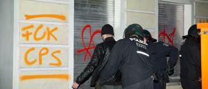 Polizisten durchsuchen im Januar Personen nahe der Rigaer Straße in Berlin-Friedrichshain. Laut einem Verfassungsschutzbericht zählt die Polizei deutlich mehr linksextreme Straftaten in Berlin als noch vor fünf Jahren.