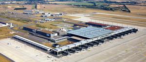 So schön (zumindest von oben), so teuer (auch von unten): der unfertige Flughafen BER in Schönefeld.