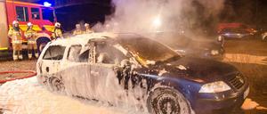 Feuerwehrleute löschen am Rande der Demonstration des fremden- und islamfeindlichen Pegida-Bündnises am 25.01.2016 in Dresden (Sachsen) brennende Autos.