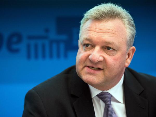 Frank Henkel (CDU), Berliner Innensenator, übt nach der erfundenen Geschichte über einen toten Flüchtling Kritik.