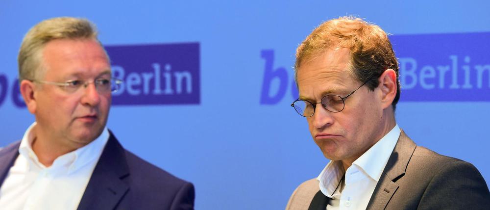Berlins Regierender Bürgermeister Michael Müller (rechts, SPD) und Innensenator Frank Henkel (CDU)