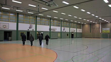 Senatsvertreter begutachten die Eignung einer Spandauer Sporthalle.