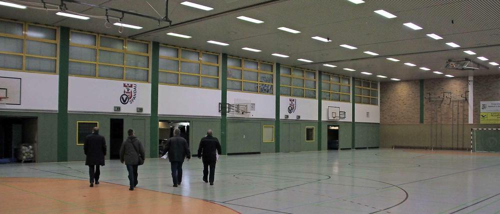 Senatsvertreter begutachten die Eignung einer Spandauer Sporthalle.