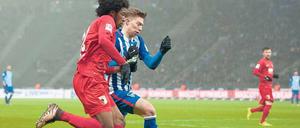 Gleiche Höhe. Die Augsburger (hier Caiuby, links, im Laufduell mit Herthas Weiser) erwiesen sich als gleichwertiger Gegner. 