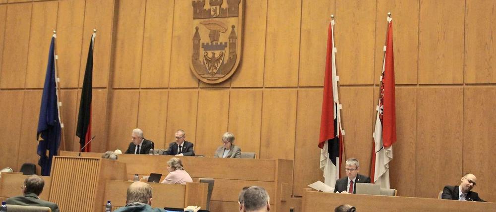 Die Bezirksverordnetenversammlung tagt im Sitzungssaal des Rathauses.