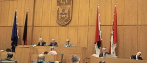 Die Bezirksverordnetenversammlung tagt im Sitzungssaal des Rathauses.