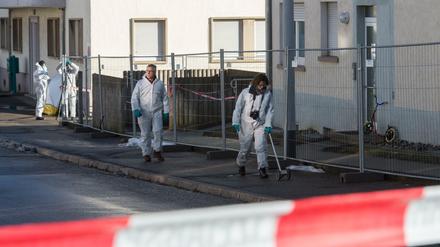 Kriminalbeamte der Spurensicherung untersuchen am 29.01.2016 in Villingen-Schwenningen (Baden-Württemberg) vor einer Flüchtlingsunterkunft den Tatort. Unbekannte haben eine scharfe Handgranate über den Zaun an der Unterkunft geworfen. 