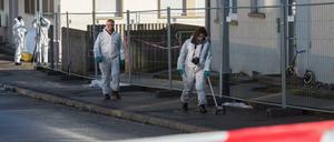 Kriminalbeamte der Spurensicherung untersuchen am 29.01.2016 in Villingen-Schwenningen (Baden-Württemberg) vor einer Flüchtlingsunterkunft den Tatort. Unbekannte haben eine scharfe Handgranate über den Zaun an der Unterkunft geworfen. 