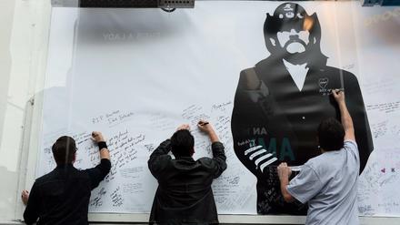 Unterschreiben für Lemmy. Zumindest in einem Lokal in Hollywood ist das möglich.