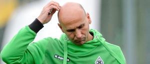 Grübel, grübel. Gladbachs Trainer Andre Schubert muss sich mit der fehlenden Balance seiner Mannschaft auseinandersetzen.