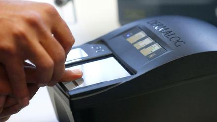 Zur Identifizierung wird im Registrierungszentrum in Heidelberg der Fingerabdruck eines Flüchtlings genommen. 