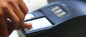 Zur Identifizierung wird im Registrierungszentrum in Heidelberg der Fingerabdruck eines Flüchtlings genommen.