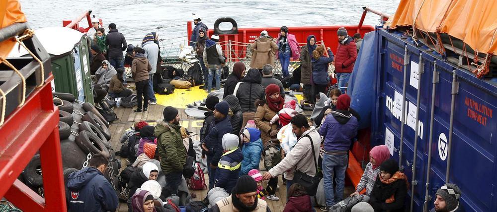 Syrische Flüchtlinge sind in der Nähe der griechischen Insel Oinousses vom Rettungsschiff "Aegis 1" aufgenommen worden.