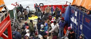 Syrische Flüchtlinge sind in der Nähe der griechischen Insel Oinousses vom Rettungsschiff "Aegis 1" aufgenommen worden. 