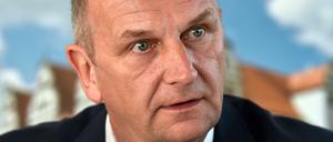 Muss erst mal verdauen, dass er und seine Länderkollegen nach dem Asyl-Gespräch mit der Kanzlerin in Berlin mit leeren Händen nach Hause gefahren sind: Brandenburgs Ministerpräsident Dietmar Woidke (SPD).