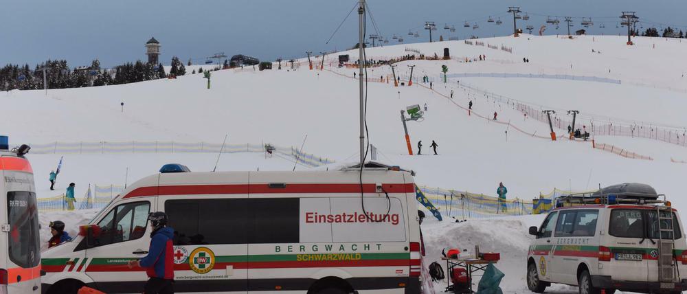 Rettungskräfte versuchten vergeblich, die beiden Skifahrer zu reanimieren.