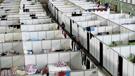 Schon jetzt leben hunderte Flüchtlinge in Tempelhof. Nun sollen Unterkünfte für 7000 Menschen gebaut werden.