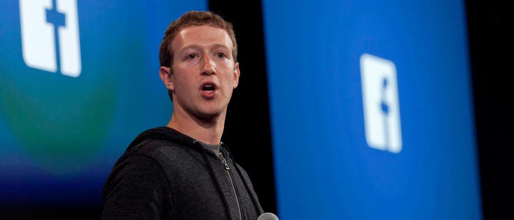 Facebook Gründer Mark Zuckerberg will im Februar nach Berlin kommen und sich Fragen von Facebook-Nutzern stellen - dabei dürfte es auch um das Engagement des Netzwerks gegen Hasskommentare gehen.