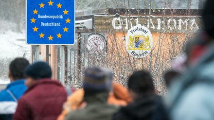 Flüchtlinge gehen Ende November an der deutsch-österreichischen Grenze nahe Wegscheid in Richtung Bayern.