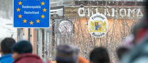 Flüchtlinge gehen Ende November an der deutsch-österreichischen Grenze nahe Wegscheid in Richtung Bayern.