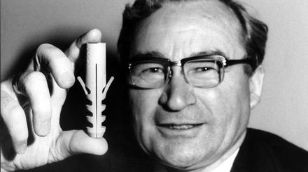 Artur Fischer mit einem von seiner Firma hergestelltem Dübel, aufgenommen in den 1960-er Jahren. 