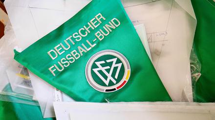 Wir bauen uns mal eine Narrenkappe. Der DFB ist auch im Fasching ein Thema.