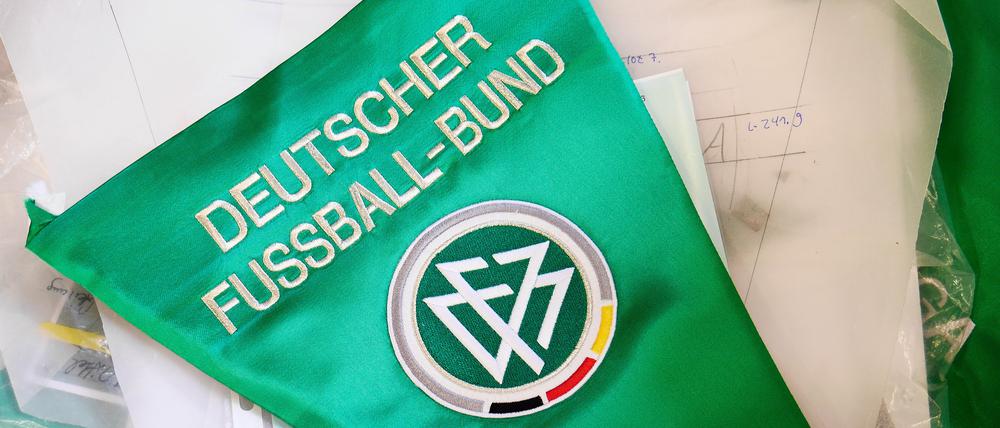 Wir bauen uns mal eine Narrenkappe. Der DFB ist auch im Fasching ein Thema.