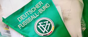 Wir bauen uns mal eine Narrenkappe. Der DFB ist auch im Fasching ein Thema.