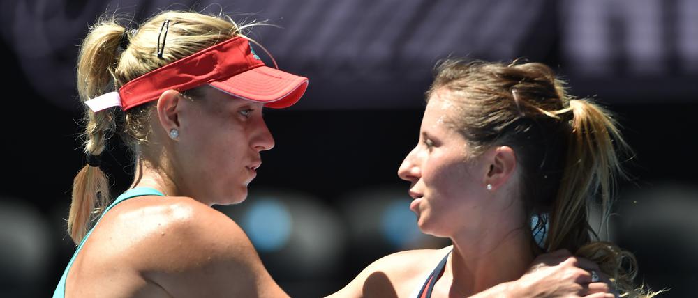 Haste dir verdient. Annika Beck (rechts) gratuliert Angelique Kerber.