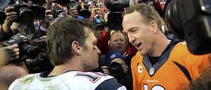 Ich verabschiede Sie. Peyton Manning nach dem Sieg seiner Broncos (r.) mit seinem Widersacher Tom Brady.