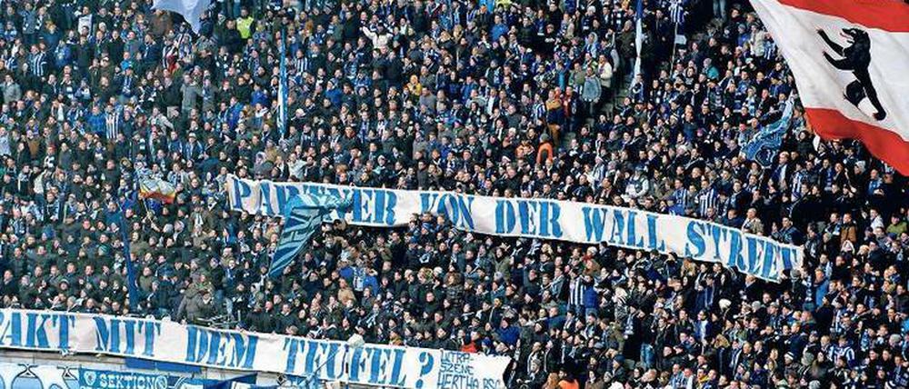 Die Fans von Hertha BSC reagierten 2014 ungehalten auf den Einstieg des Investors KKR. Mittlerweile dürfte so mancher angesichts seine Meinung geändert haben.