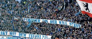 Die Fans von Hertha BSC reagierten 2014 ungehalten auf den Einstieg des Investors KKR. Mittlerweile dürfte so mancher angesichts seine Meinung geändert haben.
