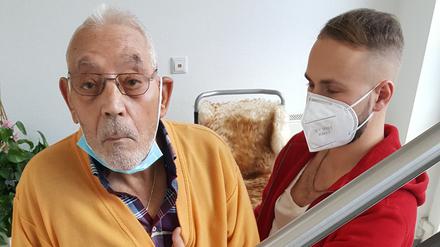 Orazio Giamblanco (links) macht mit Physiotherapeut Tim Lange im November 2020 gymnastische Übungen – in Corona-Zeiten an einer Geländerstange im Treppenhaus. 